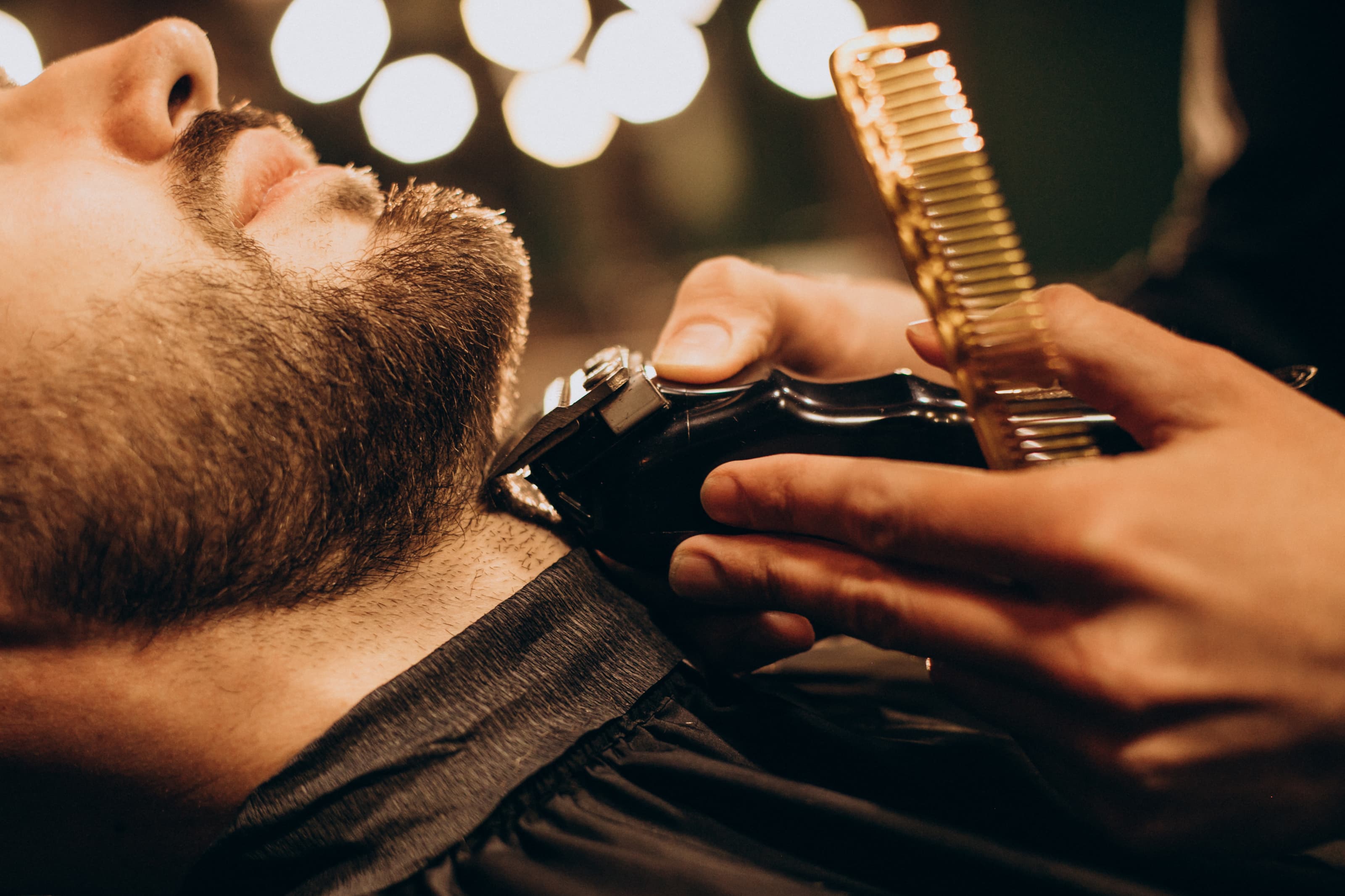 Barbero atendiendo a un cliente con turno reservado